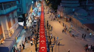 1922 metre bayrak, 1922 izcinin ellerinde Zafer Meydanı’na getirildi