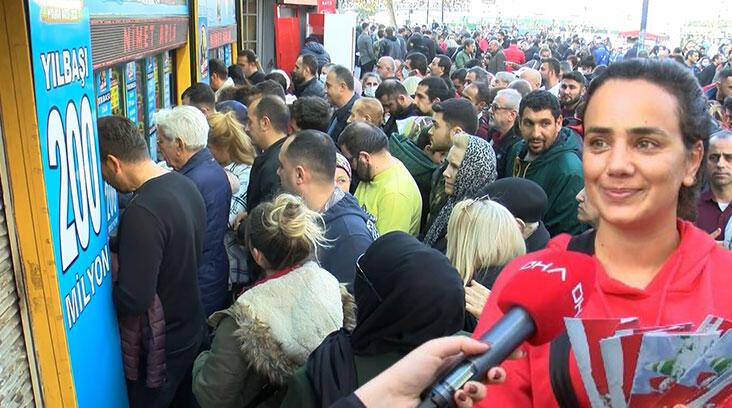 200 milyon liralık büyük ikramiye için Eminönü’nde bilet kuyruğu 