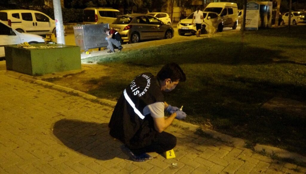 15 yaşındaki çocuk polisi bıçakladı