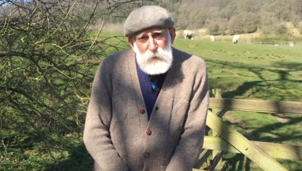 84 yaşındaki emekli çiftçi, sakinleştirici sesiyle fenomen oldu