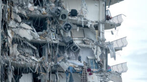 ABD’de çöken 12 katlı binada yaklaşık 100 şahıstan haber alınamıyor