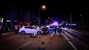 Alkollü şoför uygulama noktasına daldı: İkisi polis dört yaralı