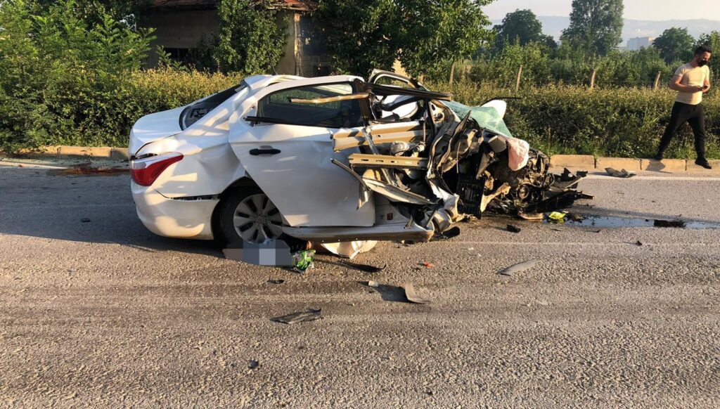 Araba elektrik direğine çarptı: 3 meyyit, 2 yaralı