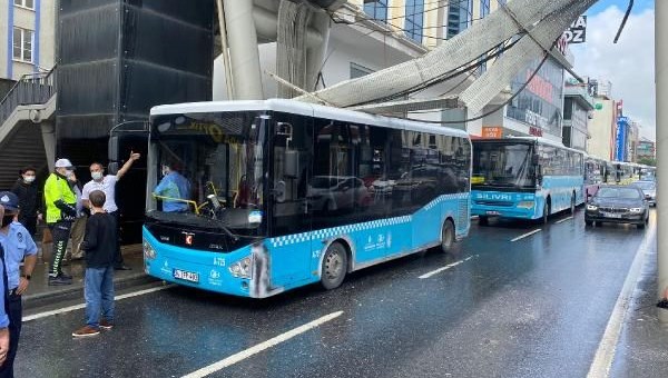 Avcılar D-100’de üst geçitten midibüsün üzerine kablo ve demirler düştü