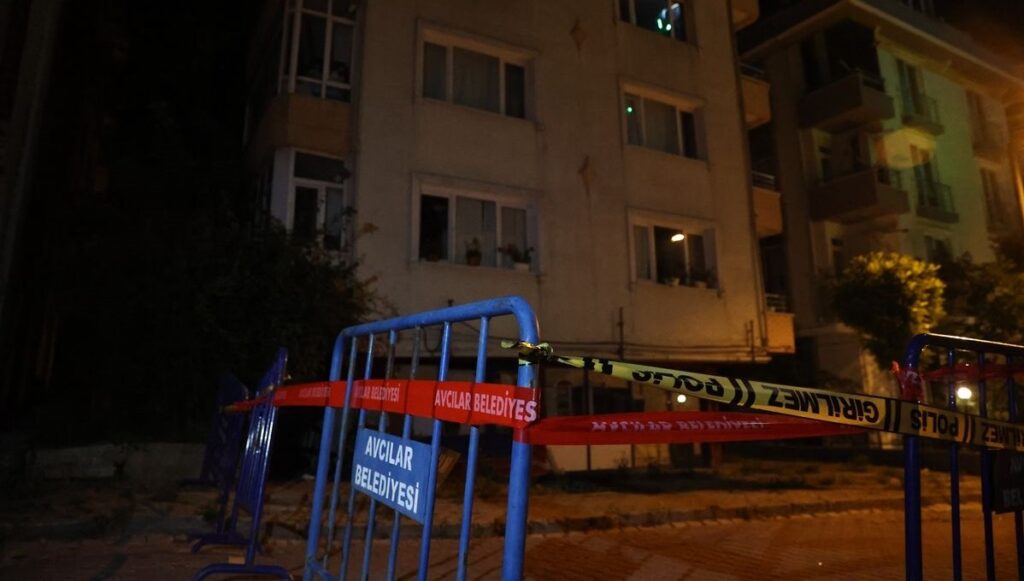 Avcılar’da kolonu çatlayan bina boşaltıldı