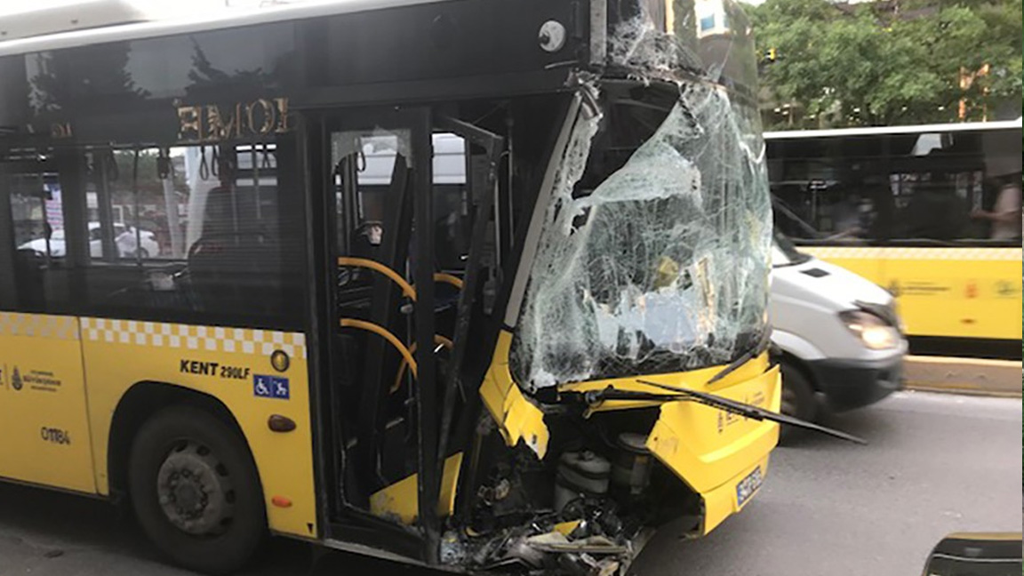 Bağcılar’da belediye otobüsü park halindeki servis araçlarına çarptı: 4 yaralı