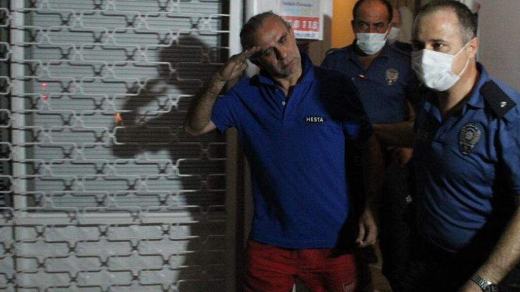 Balkonda ateş yakıp kendini konuta kilitledi, çıkarken kalabalığı selamladı