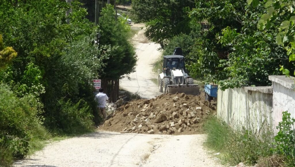 Bana ilişkin dedi köy yolunu kapadı