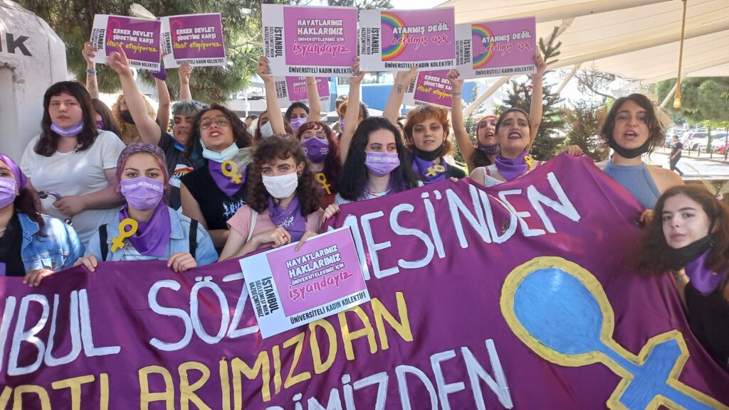 Bayanlar, “İstanbul Sözleşmesi’nden vazgeçmiyoruz” demek için buluştu