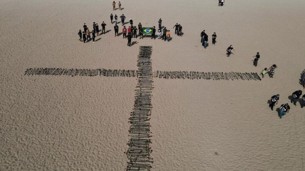 Brezilya’da Copacabana Plajı’na Covid-19’dan ölenler anısına 500 gül dikildi