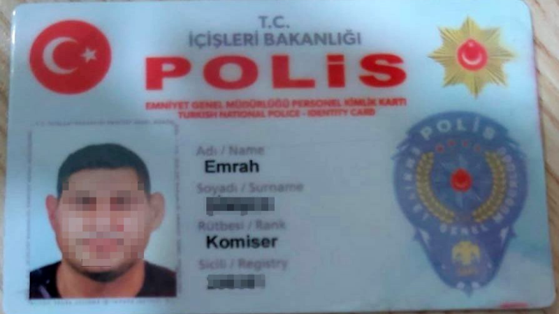 Cezaevinden müsaadeli çıktı, geçersiz polis kimliği ve rozetiyle adliyeye girmeye çalışırken yakalandı, hür bırakıldı