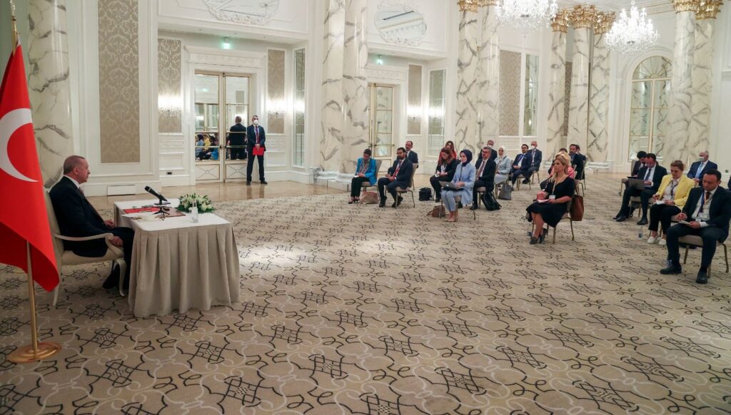 Cumhurbaşkanı Erdoğan, Azerbaycan dönüşü uçakta soruları yanıtladı