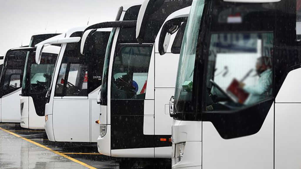 Dinlenme tesisinde otobüsün kendisini beklemeden gittiğini görünce kötüleşip hayatını yitirdi