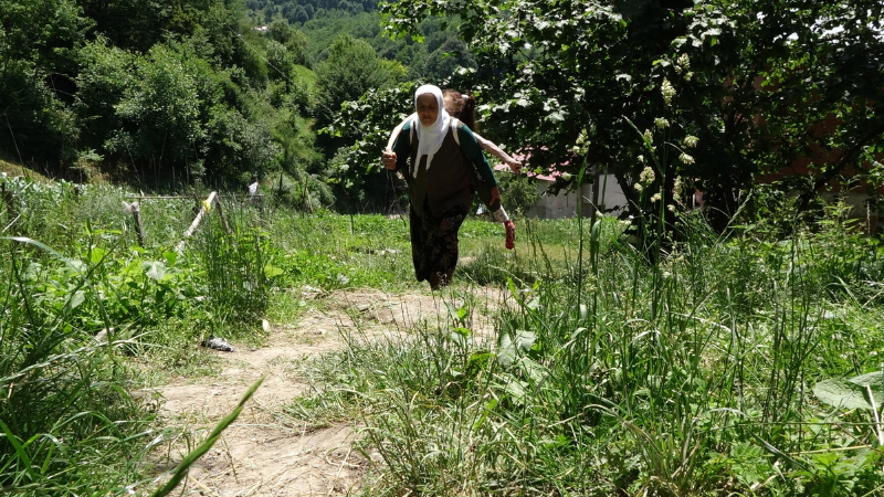 Engelli kızını sırtında taşıyan anne yol istiyor