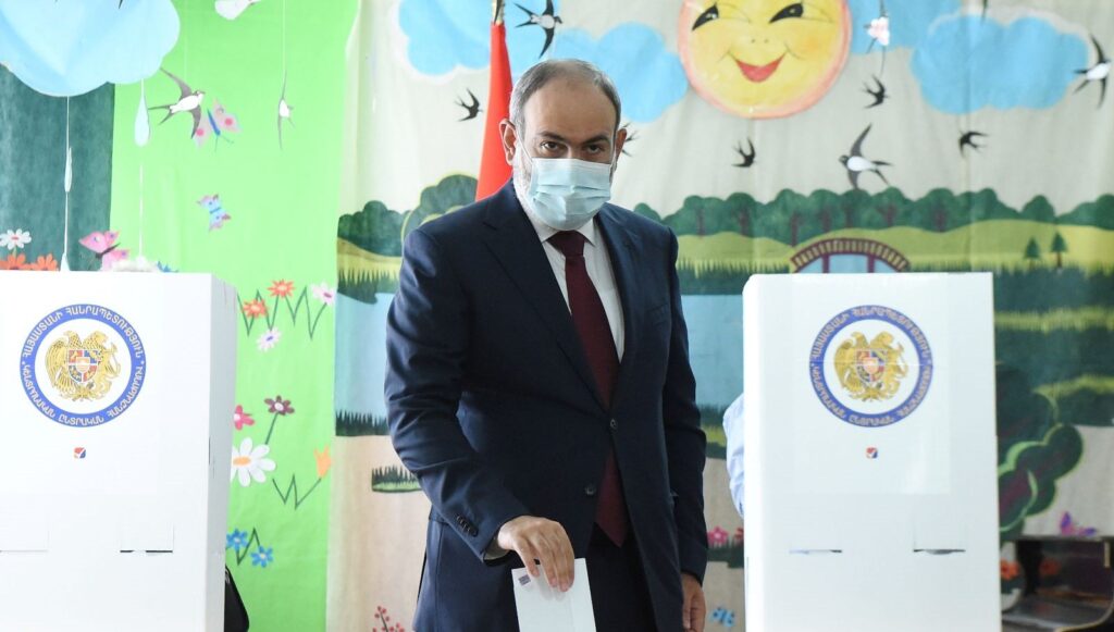 Ermenistan’daki seçimlerde Paşinyan ve Koçaryan oylarını kullandı