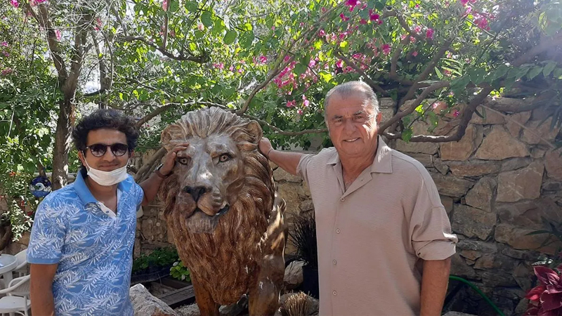 Fatih Terim konutuna aslan heykeli yaptırdı