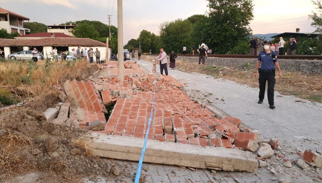 Fırtınanın yıktığı duvarın altında kalan bayan hayatını kaybetti