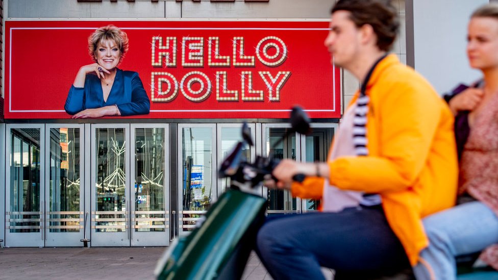 Hollanda’da gece yarısından itibaren tiyatrolar açıldı, bütün biletler tükendi