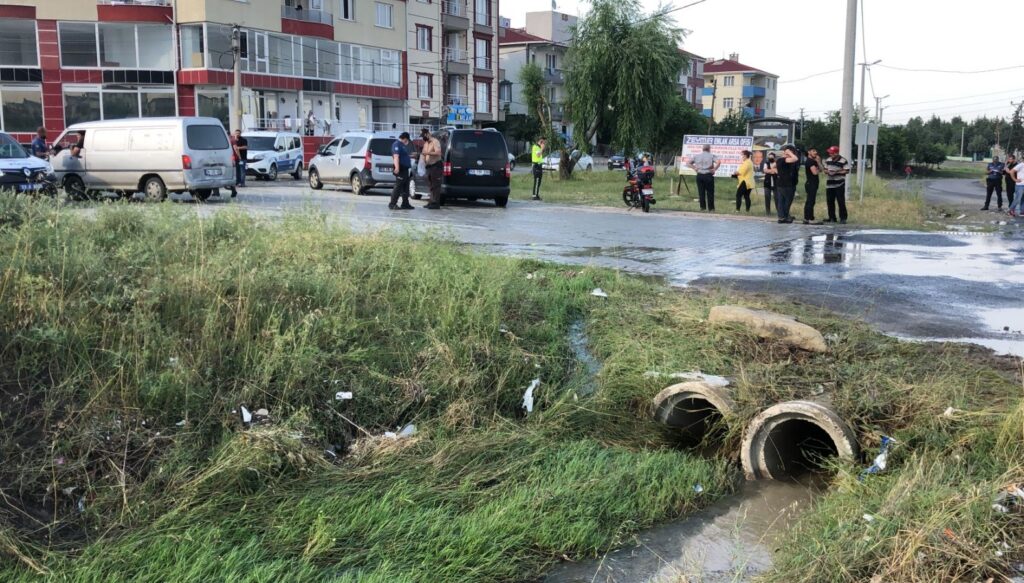 İki çocuk suya kapılarak can verdi