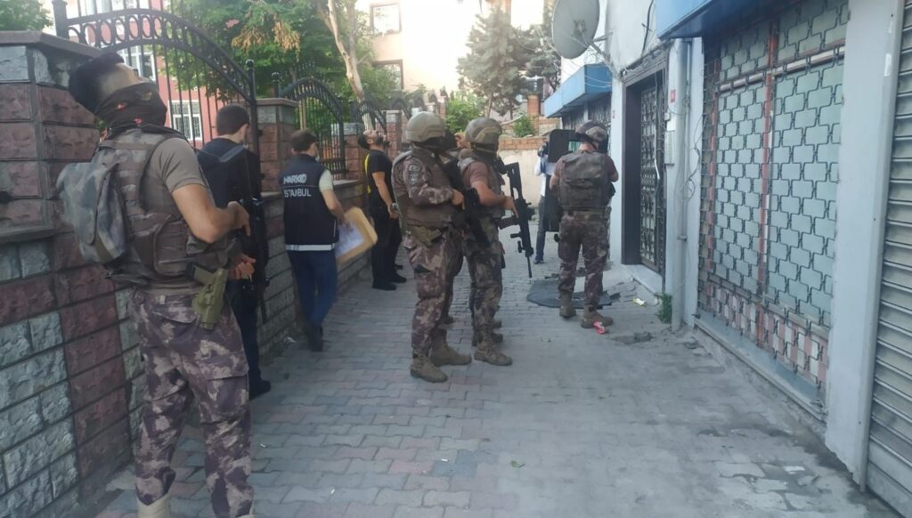 İstanbul’da uyuşturucu satıcılarına eş vakitli operasyon: 32 gözaltı