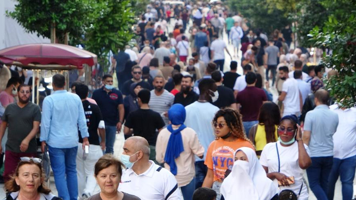 İstiklâl Caddesi’nde kısıtlama günü yoğunluk; Koronavirüs unutuldu