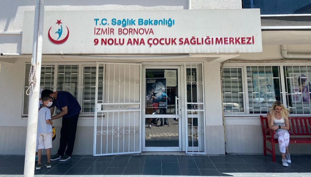 İzmir’de israfı önlemek için son doz aşıyı yoldan çevirdiklerine yapıyor
