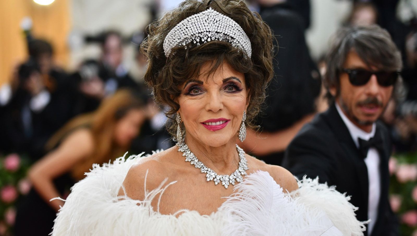 Joan Collins: John Forsythe bayan düşmanı bir pislikti