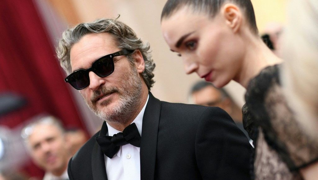 Joaquin Phoenix ve Rooney Mara çifti tıpkı sinemada başrollerde