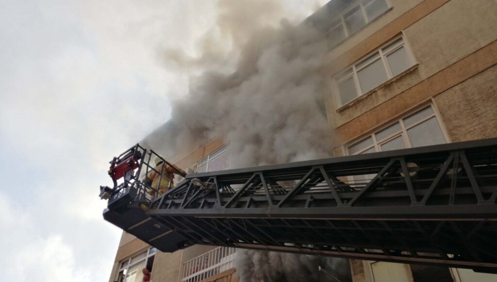 Kadıköy’de 4 katlı binada yangın: 1 meyyit