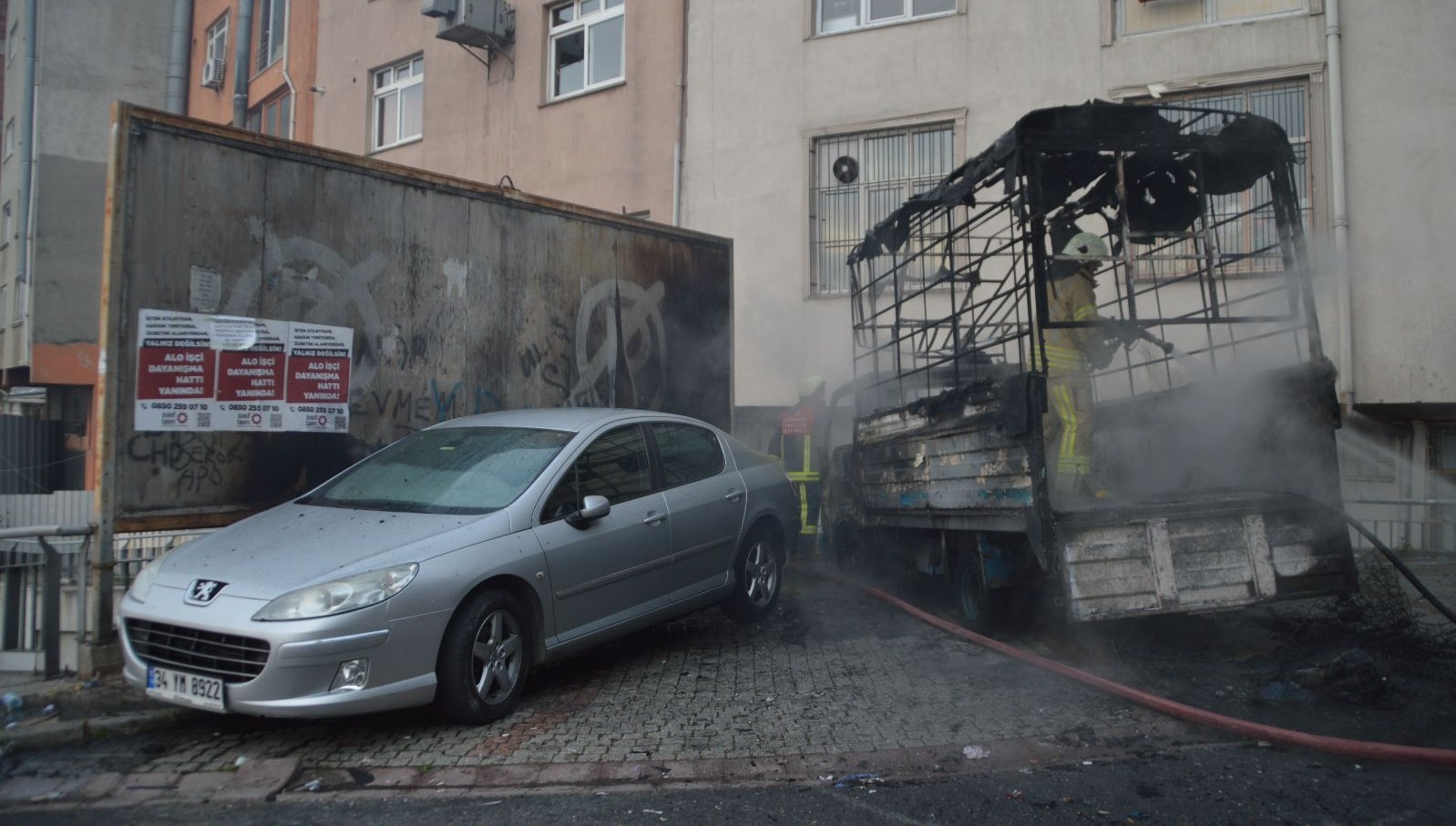 Kağıthane’de ısınalım derken 3 aracı ateşe verdiler