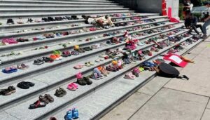 Kanada’da kemikleri bulunan 751 çocuk için anma gecesi düzenlendi
