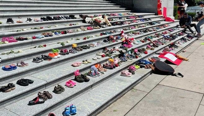 Kanada’da kemikleri bulunan 751 çocuk için anma gecesi düzenlendi