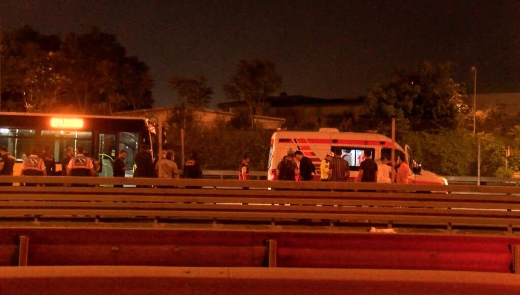 Kendisini evvel metrobüse sonra ambulansa kilitledi
