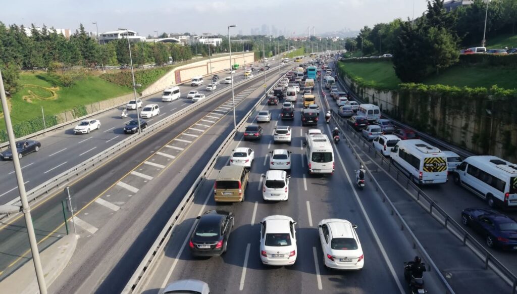 Kısıtlama sonrası İstanbul’da trafik yoğunluğu