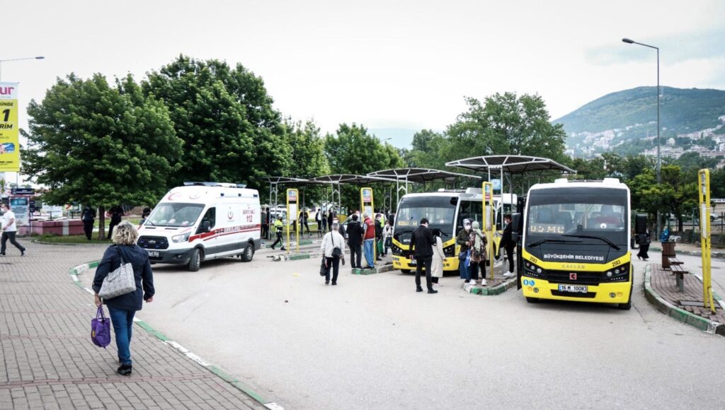 Otobüs durağına giren otomobil 1’i çocuk 5 kişiyi ezdi