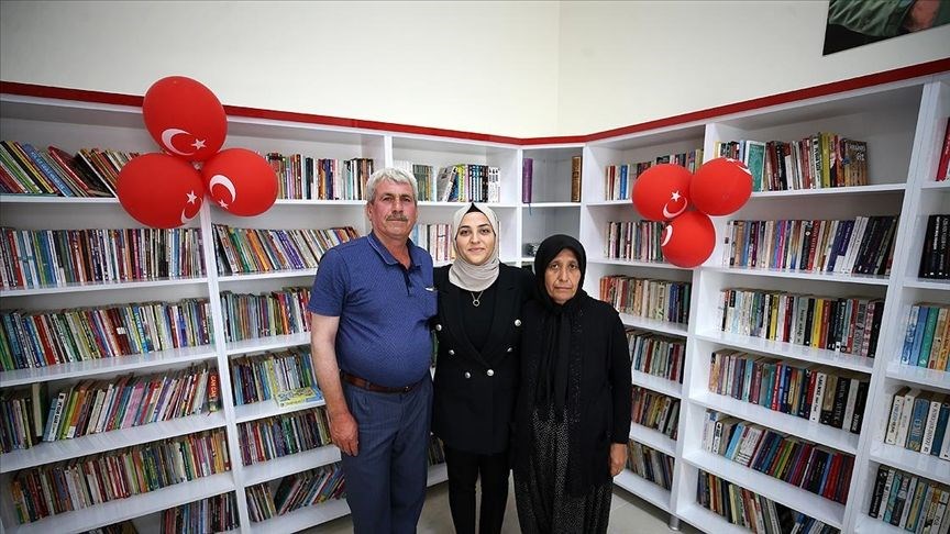 Şehit eşinin ismini ortaokulda oluşturduğu kütüphanede yaşatıyor