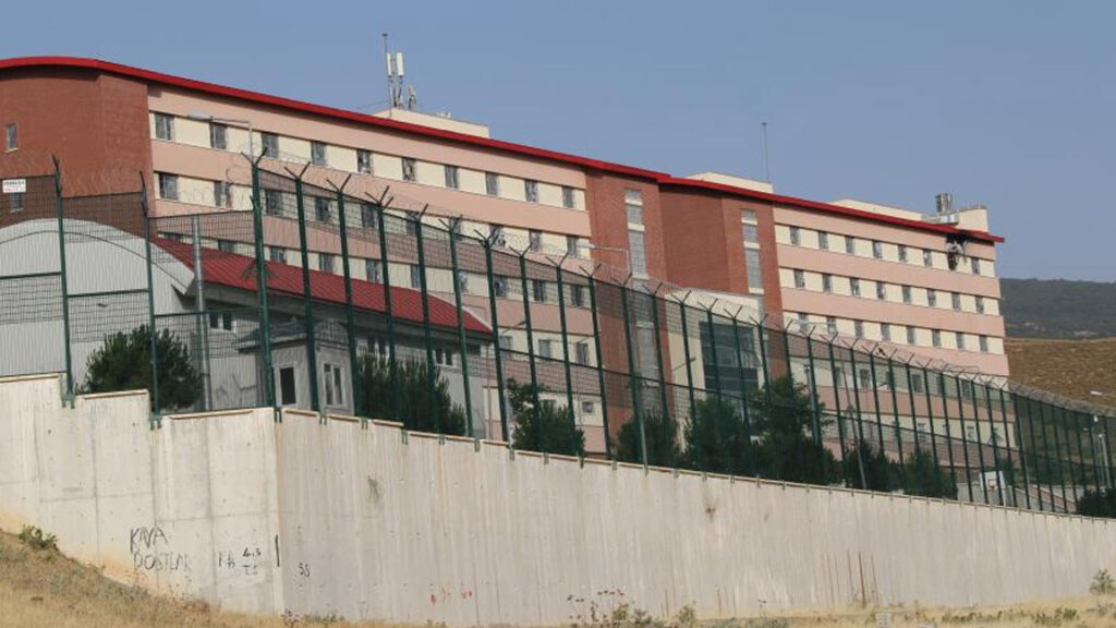 Suriyeli sığınmacı, İzmir’de bulunan Geri Gönderme Merkezi’nde çıkan yangında hayatını yitirdi; valilikten açıklama