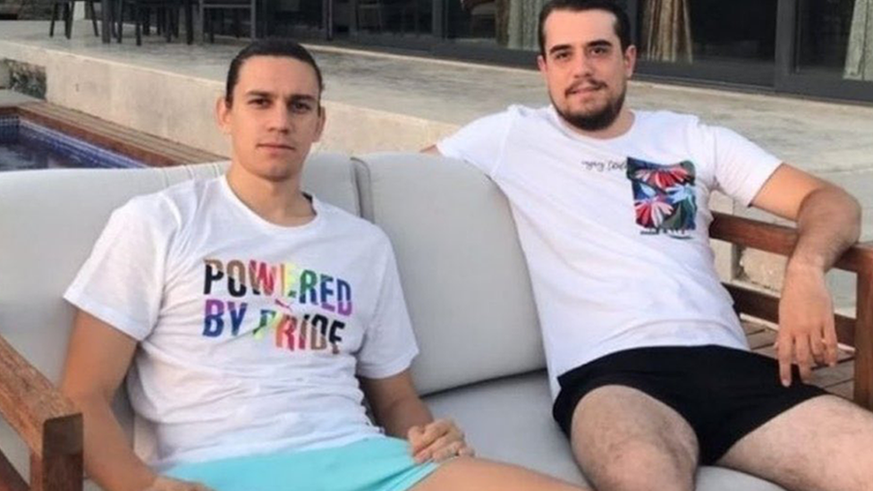 Taylan Antalyalı: Galatasaraylı futbolcu giydiği LGBT onur tişörtü nedeniyle homofobik taarruzlara maruz kaldı