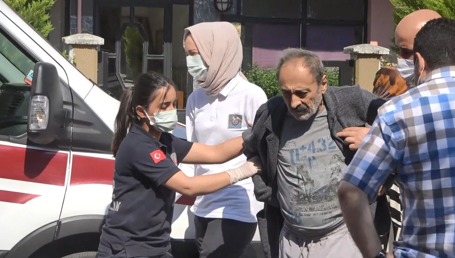 Tiyatrocu Ahmet Yaşar Özveri meskeninde yarı baygın halde bulundu