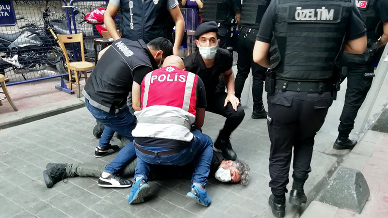 Türkiye Gazeteciler Sendikası: AFP muhabiri boğazına basılıp nefessiz bırakılarak gözaltına alındı, sorumlu polisler hakkında süreç yapılmasını talep ediyoruz!