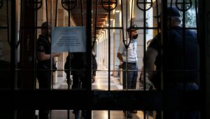 Yunanistan’da rahipten kezzaplı atak: 11 yaralı