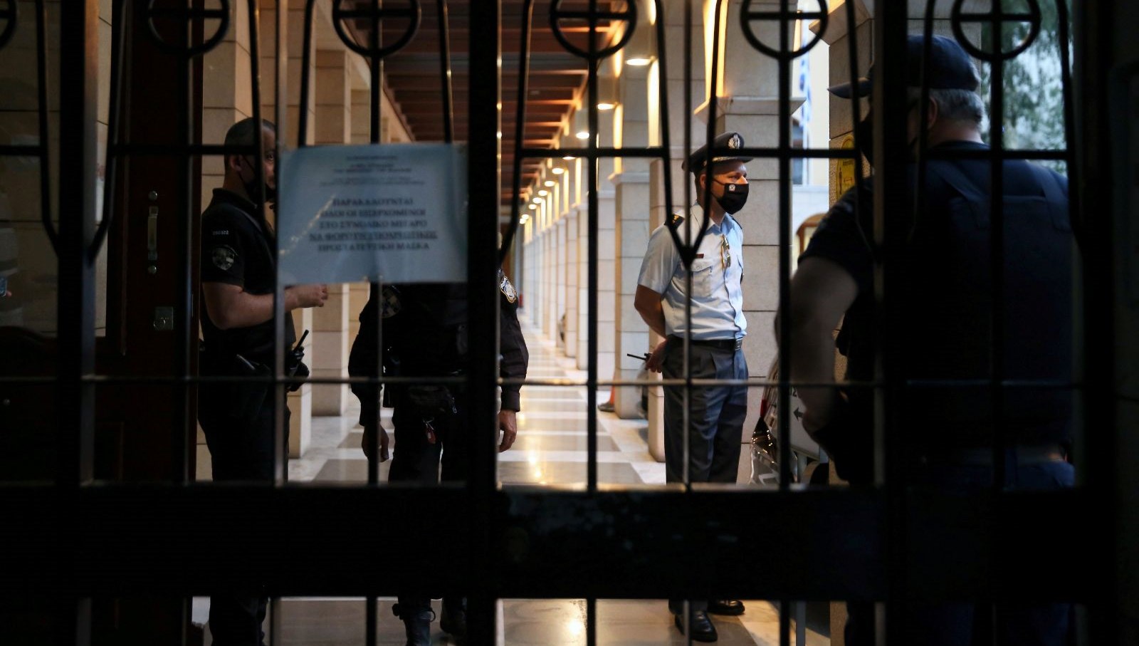 Yunanistan’da rahipten kezzaplı atak: 11 yaralı