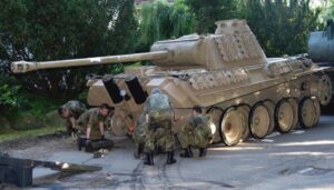 Bodrumundan 2. Dünya Savaşı tankı ve Nazi silahları çıktı