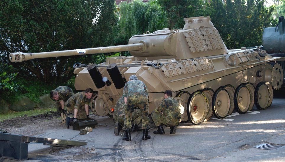 Bodrumundan 2. Dünya Savaşı tankı ve Nazi silahları çıktı