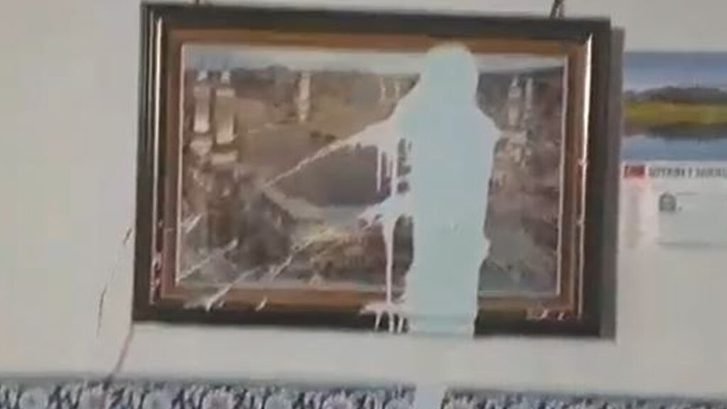 Denizli’de, camiye pencereden girerek eşyalara zarar verdiği iddiasıyla 2 çocuk gözaltına alındı
