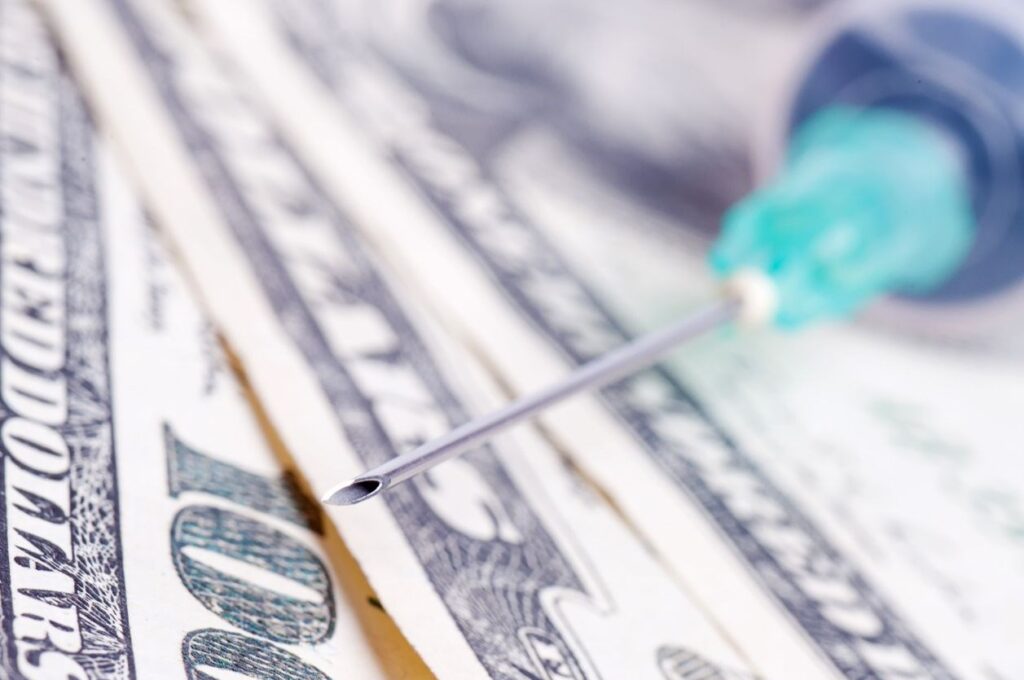 Elmas saatler, gösterişli daireler, altın külçeler: Aşı teşvikleri giderek büyüyor