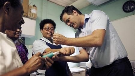 İtalya’da Covid-19 aşısı ilk kez iğnesiz şırıngayla yapıldı