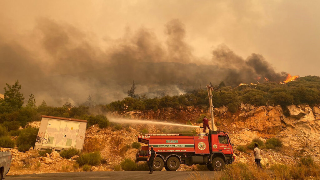 Mersin, Aydıncık’taki orman yangını ikinci gününde: Alevler ilçe merkezindeki yerleşim yerlerini tehdit ediyor