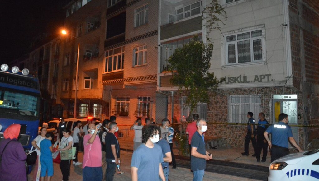 Sultangazi’de iki bina çökme riski nedeniyle boşaltıldı