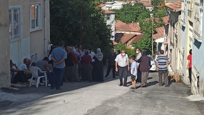 Telefonu açmayan eşini bıçaklayarak öldürdü